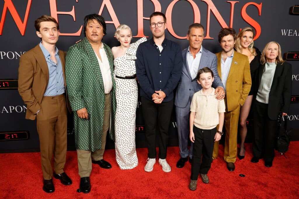 映画『Weapons（原題）』のザック・クレッガー監督（中央）とキャスト陣=LAプレミアにて 写真：Frazer Harrison/Getty Images
