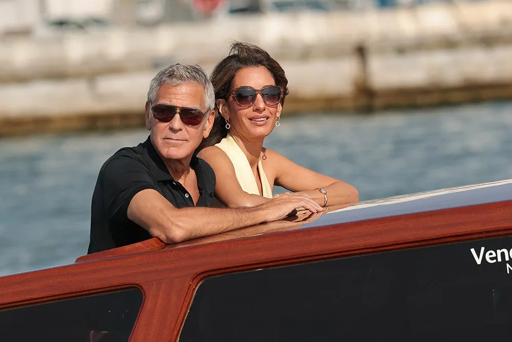 2025年8月26日ヴェネツィアに到着したジョージ・クルーニーとアマル・クルーニー夫妻