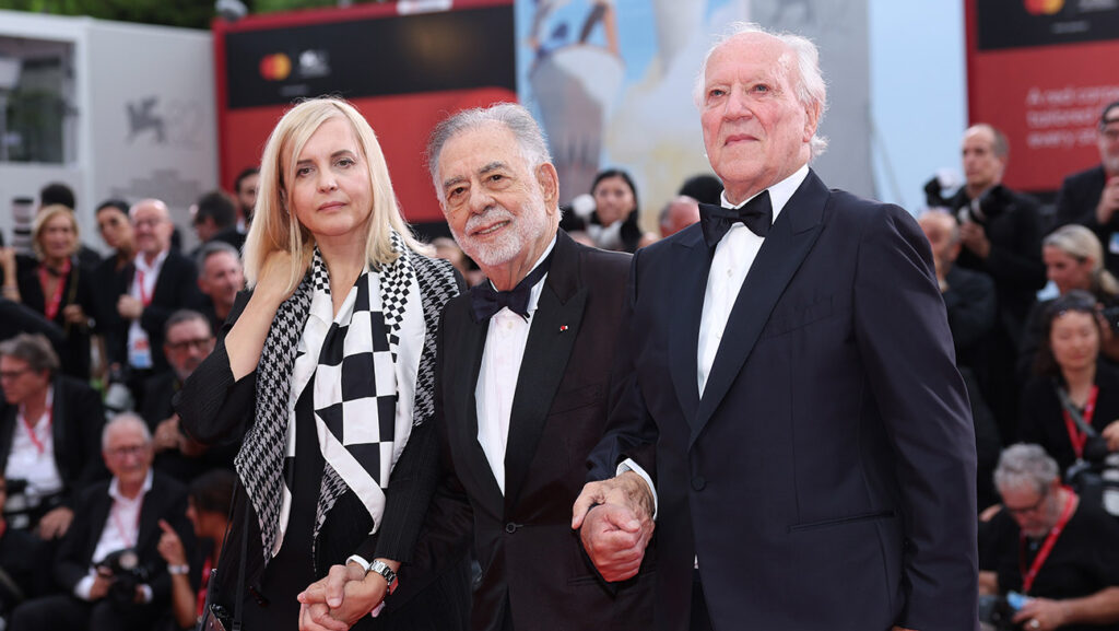（左から）レナ・ヘルツォーク、フランシス・フォード・コッポラ、ヴェルナー・ヘルツォーク=現地時間8月27日（水）、第82回ヴェネツィア国際映画祭にて 写真：Daniele Venturelli/WireImage