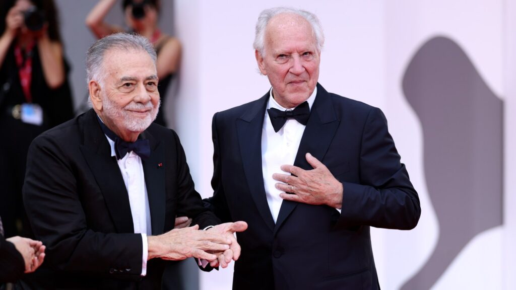 （左から）フランシス・フォード・コッポラ、ヴェルナー・ヘルツォーク=現地時間8月27日（水）、第82回ヴェネツィア国際映画祭にて 写真：Andreas Rentz/Getty Images