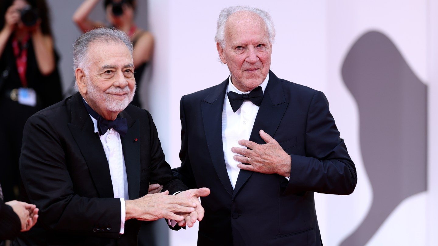 (左から)フランシス・フォード・コッポラ、ヴェルナー・ヘルツォーク=現地時間8月27日(水)、第82回ヴェネツィア国際映画祭にて 写真:Andreas Rentz/Getty Images