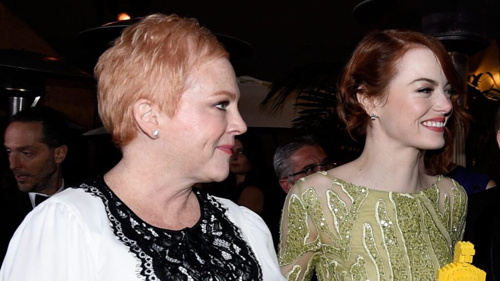 （左）母親のクリスタ・ストーン、（右）エマ・ストーン　写真：Kevork Djansezian/Getty Images
