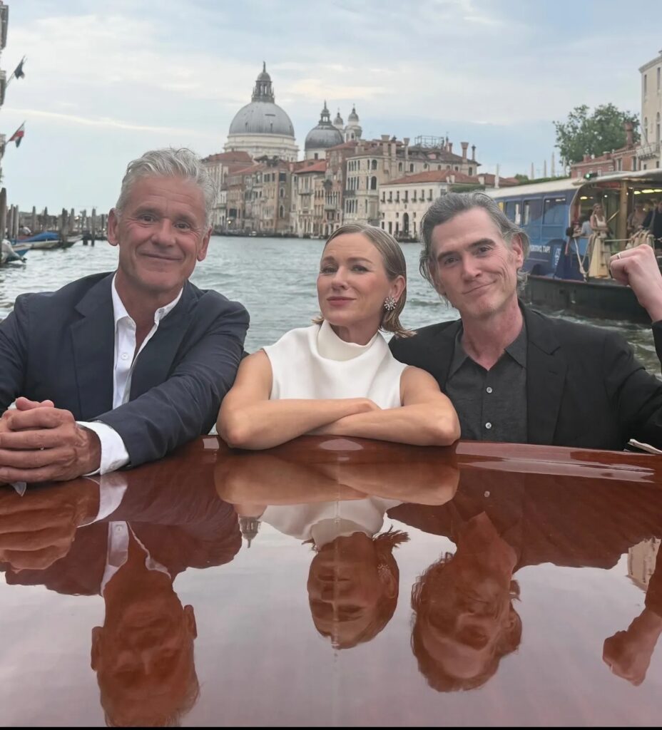 『Jay Kelly』主演のビリー・クラダップ（右）、妻ナオミ・ワッツと長年の代理人サイモン・ホールズと共にヴェネツィアに登場 Credit: Courtesy of Subject
