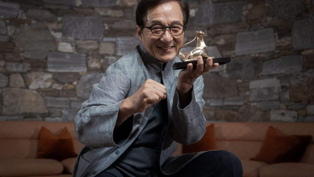キャリア・レオパード賞を手にするジャッキー・チェン　Courtesy of Locarno Film Festival/ Ti-Press