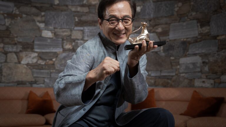 キャリア・レオパード賞を手にするジャッキー・チェン　Courtesy of Locarno Film Festival/ Ti-Press