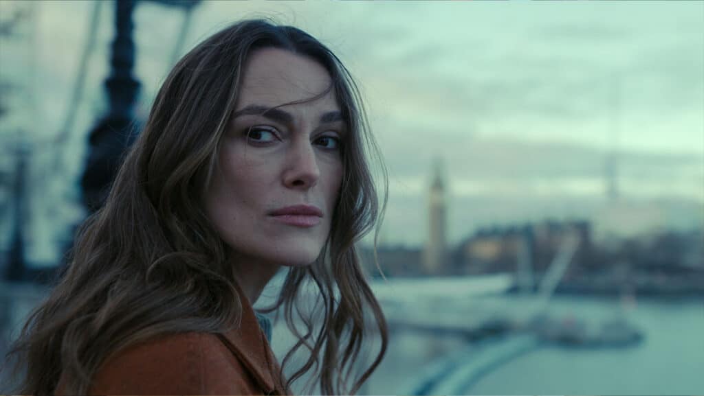 キーラ・ナイトレイ、Netflixシリーズ『ブラック・ダヴ』より 写真：Netflix