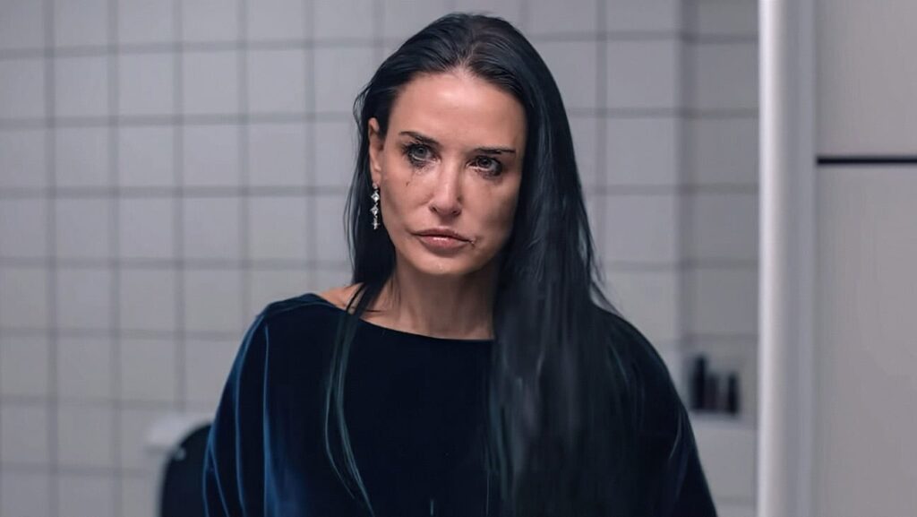 デミ・ムーア、『サブスタンス』より 写真：MUBI/Courtesy Everett Collection