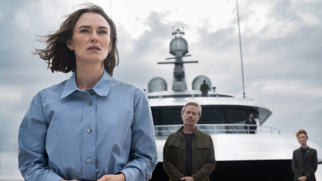 （左）キーラ・ナイトレイ、（右）ガイ・ピアース、Netflix映画『第10客室の女』より　Courtesy of Netflix
