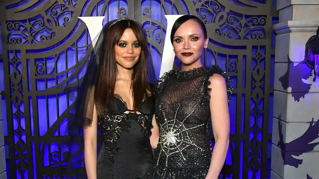 （左）ジェナ・オルテガ、（右）クリスティーナ・リッチ、2022年の『ウェンズデー』シーズン1プレミアにて　写真：Charley Gallay/Getty Images for Netflix