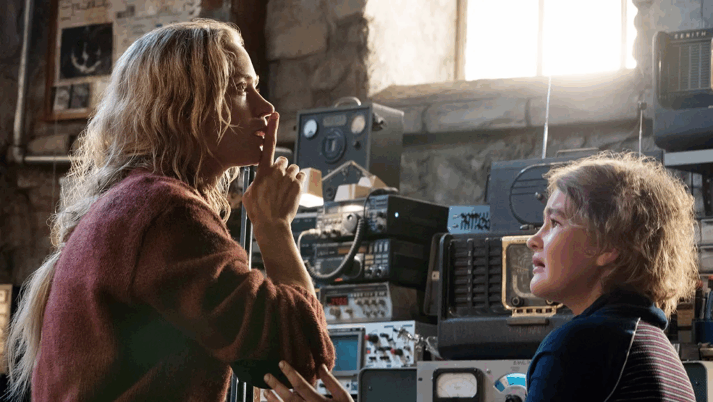 『クワイエット・プレイス』に出演するエミリー・ブラントとミリセント・シモンズ　写真：Jonny Cournoyer/Paramount/Courtesy Everett Collection