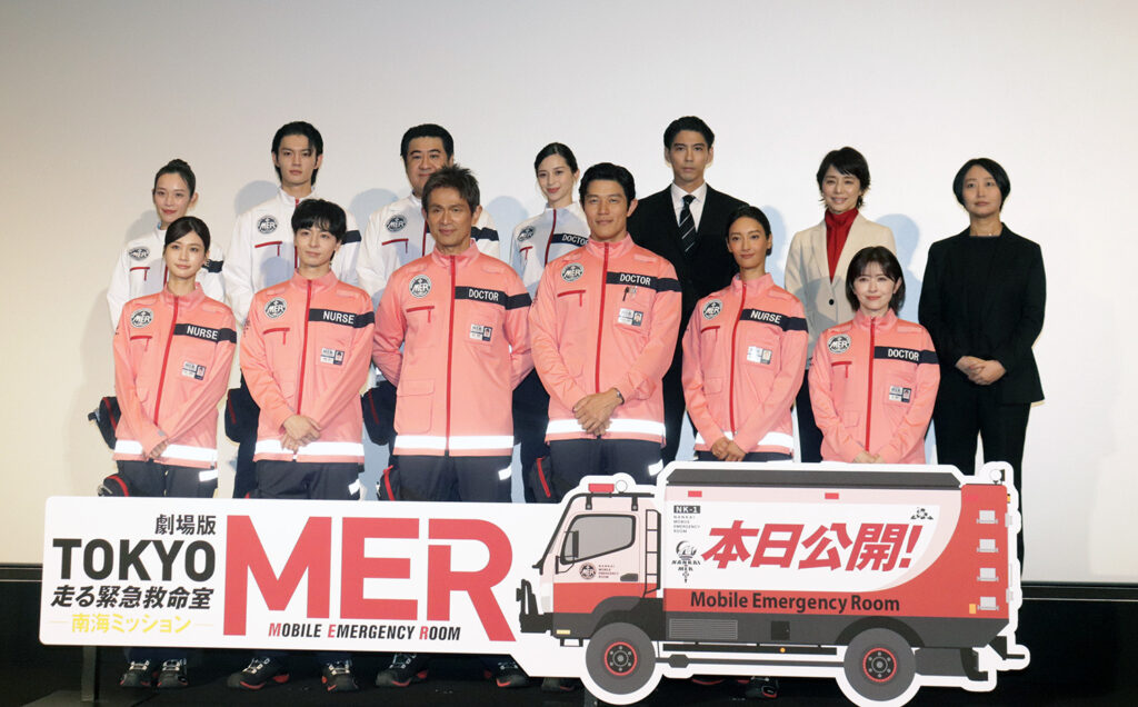 前列左から生見愛瑠、高杉真宙、江口洋介、鈴木亮平、菜々緒、宮澤エマ、松木彩監督、後列同フォンチー、佐野勇斗、小手伸也、中条あやみ、賀来賢人、石田ゆり子、劇場版『TOKYO MER　走る緊急救命室－南海ミッション－』キャスト初日舞台挨拶 ©︎The Hollywood Reporter Japan