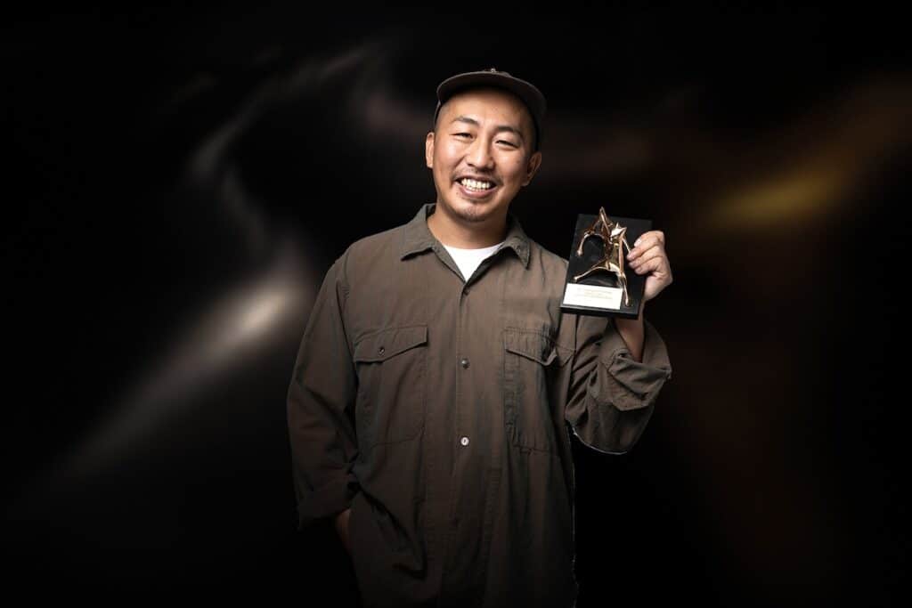映画『旅と日々』ロカルノ授賞式にて、三宅唱監督