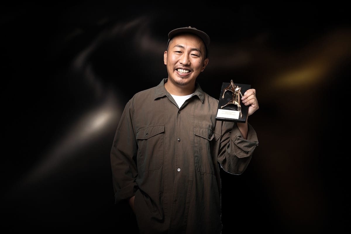 映画『旅と日々』ロカルノ授賞式にて、三宅唱監督