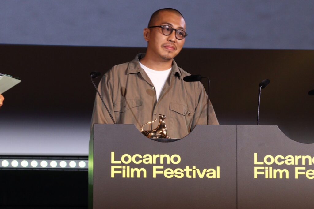 映画『旅と日々』ロカルノ授賞式にて三宅唱監督