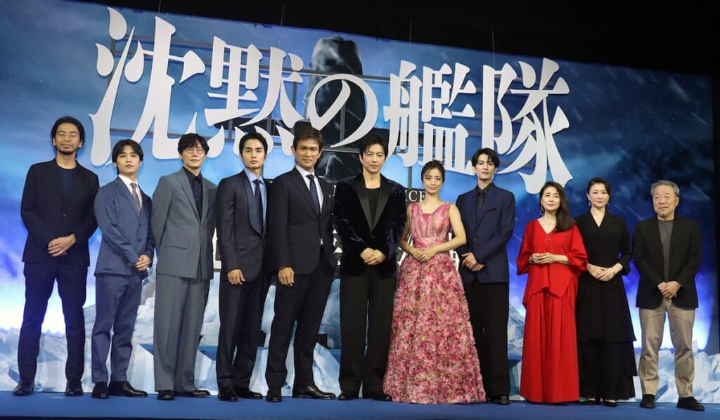 左から吉野耕平監督、松岡広大、前原滉、中村蒼、江口洋介、大沢たかお、上戸彩、渡邊圭祐、風吹ジュン、夏川結衣、かわぐちかいじ氏