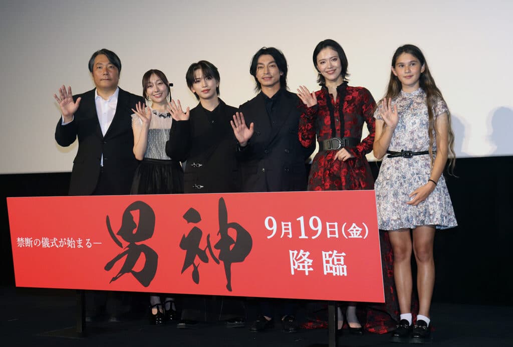 左から井上雅貴監督、須田亜香里、岩橋玄樹、遠藤雄弥、彩凪翔、アナスタシア