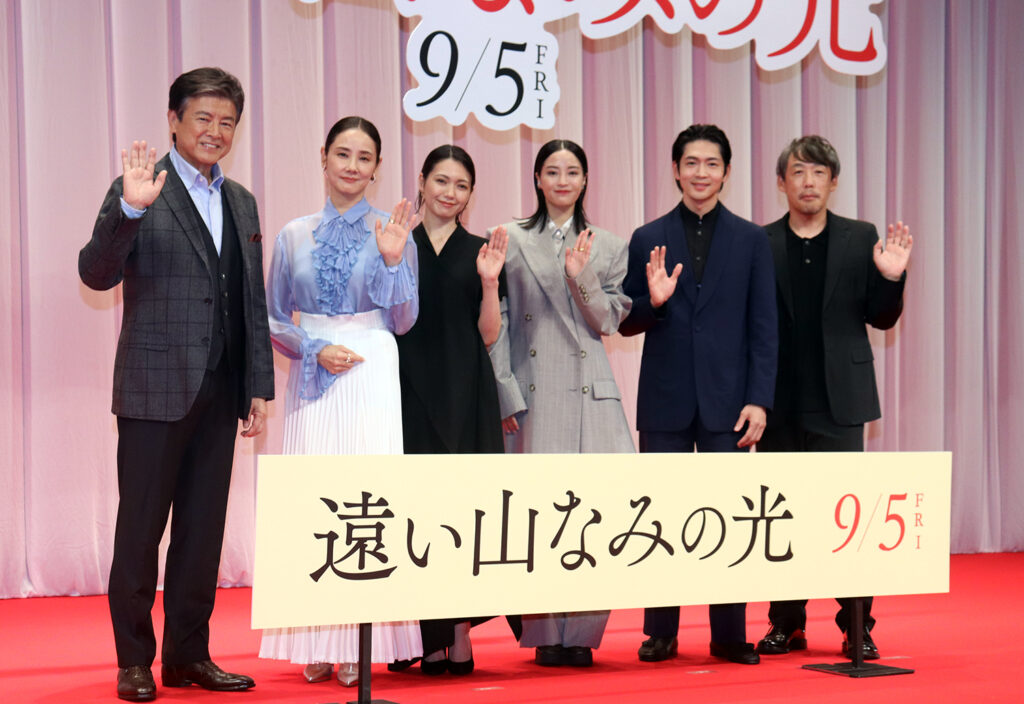 映画『遠い山なみの光』左から三浦友和、吉田羊、二階堂ふみ、広瀬すず、松下洸平、石川慶監督