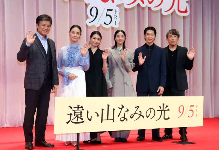 映画『遠い山なみの光』左から三浦友和、吉田羊、二階堂ふみ、広瀬すず、松下洸平、石川慶監督