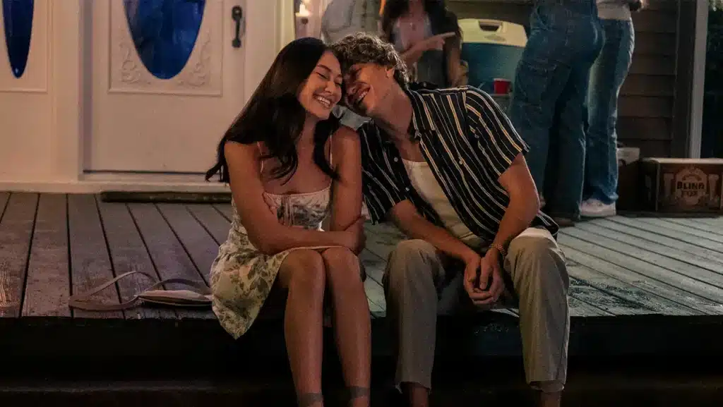 ローラ・タンとギャヴィン・カサレーニョ、『私たちの青い夏』より 写真：Prime Video