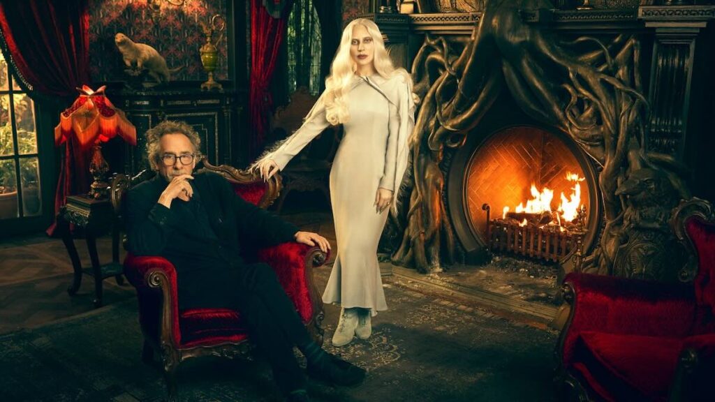 ティム・バートンとロザリン・ロットウッド役のレディー・ガガ。『ウェンズデー』のセットにて 写真：Sophy Holland/Netflix ©2025