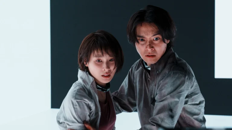 （左から）土屋太鳳、山﨑賢人、Netflixシリーズ『今際の国のアリス』シーズン3より 写真：Netflix