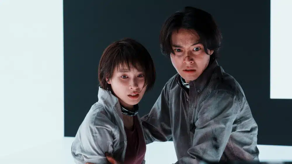 （左から）土屋太鳳、山﨑賢人、Netflixシリーズ『今際の国のアリス』シーズン3より 写真：Netflix
