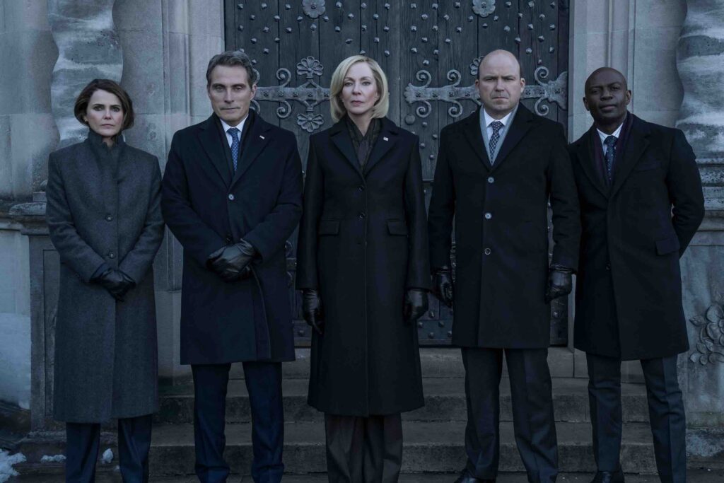 ケリー・ラッセル、ルーファス・シーウェル、アリソン・ジャネイ、ローリー・キニア、デヴィッド・ジャイシー 写真：Clifton Prescod/Netflix