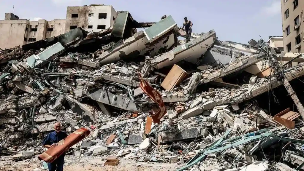 イスラエルの空爆により倒壊した、AP通信のオフィスが入居していたガザ地区のアル＝ジャラ・タワー