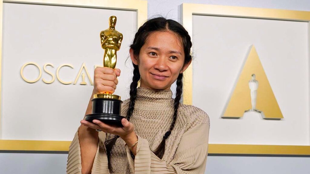 2021年のアカデミー賞で作品賞・監督賞を獲得したクロエ・ジャオ監督 写真：Chris Pizzello-Pool/Getty Images