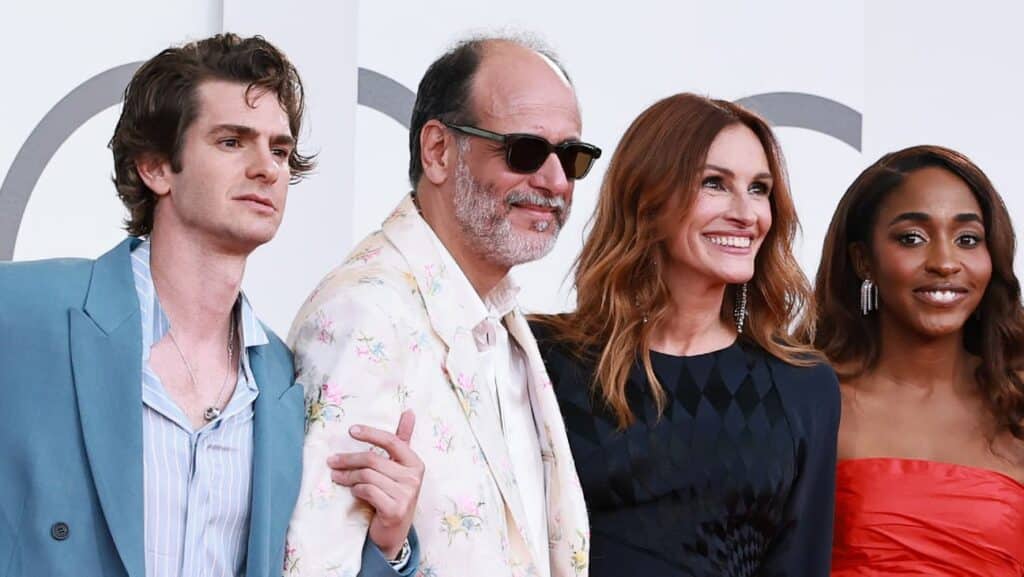 （左から）アンドリュー・ガーフィールド、ルカ・グァダニーノ監督、ジュリア・ロバーツ、アイオウ・エディバリー=2025年のヴェネツィア国際映画祭にて 写真：Theo Wargo/Getty Images