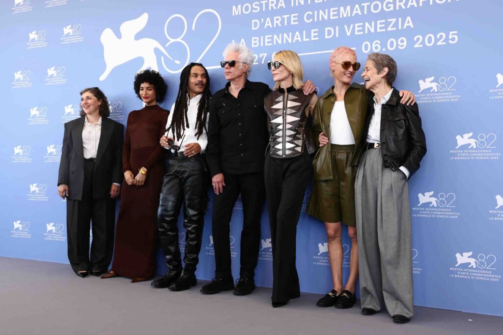 ビアリック、ムーア、サバト、ジャームッシュ、ブランシェット、クリープス、ランプリングがヴェネツィアでのフォトコールに登場     Photo by Aldara Zarraoa/Getty Images