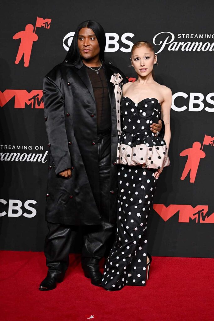 （左から）ロー・ローチ、アリアナ・グランデ 写真：Gilbert Flores/Billboard via Getty Images