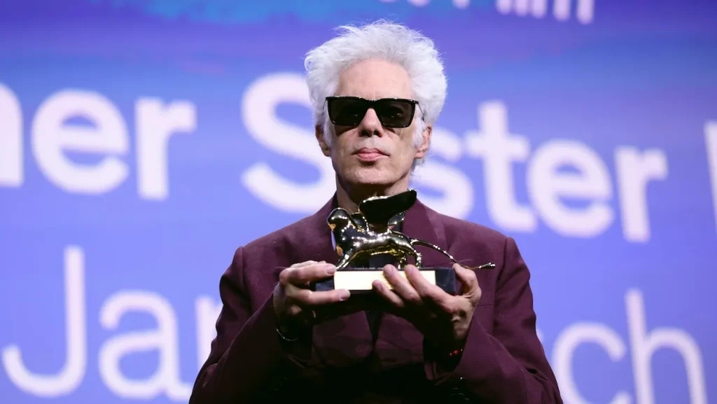 第82回ヴェネツィア国際映画祭の授賞式に登場したジム・ジャームッシュ監督