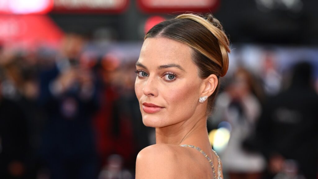 マーゴット・ロビーは彼女のお尻をむき出し、ダコタ・ジョンソンは倒れます