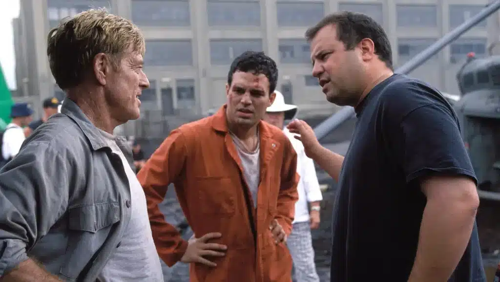 （左から）ロバート・レッドフォード、マーク・ラファロ、ロッド・ルーリー監督、『ラスト・キャッスル』（2001年）撮影現場にて 写真：Everett Collection