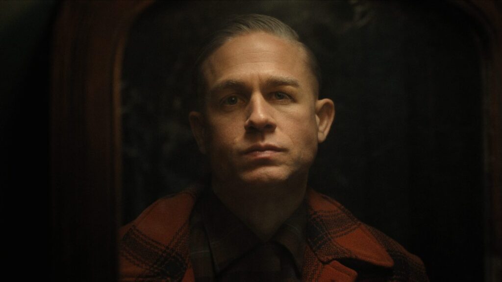 連続殺人鬼エド・ゲイン役を演じるチャーリー・ハナム、Netflixシリーズ『モンスター: エド・ゲインの物語』より 写真：Netflix