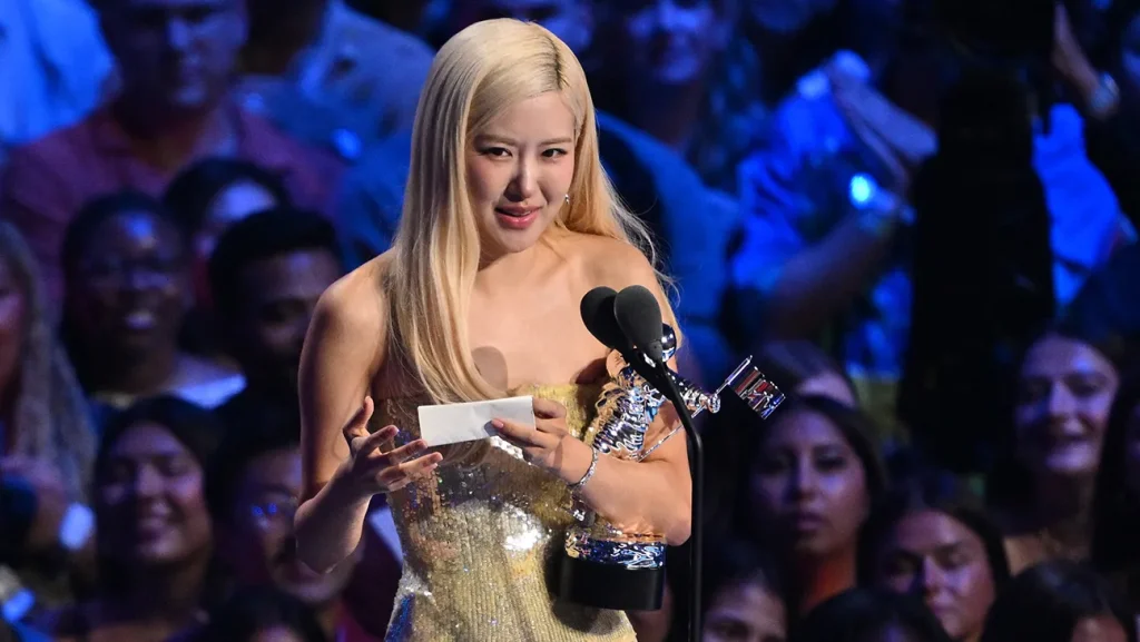 2025年MTV VMAで栄冠を手にするロゼ 写真：ANGELA WEISS/AFP via Getty Images