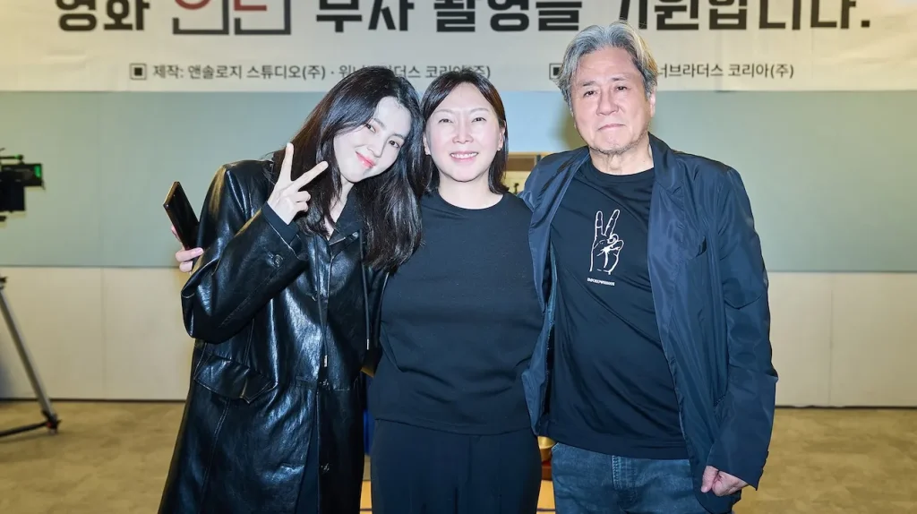 ハン・ソヒ、キム・ドヨン監督、チェ・ミンシク 写真：WBD