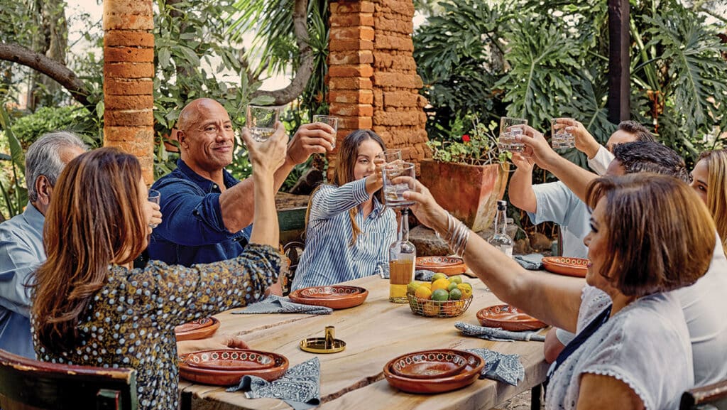 『Teremana』で乾杯するドウェイン・ジョンソン 写真：Courtesy of Subject