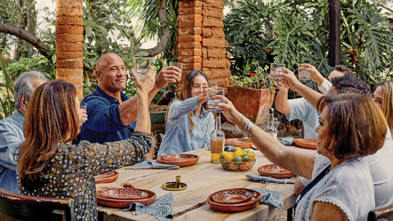 『Teremana』で乾杯するドウェイン・ジョンソン 写真：Courtesy of Subject