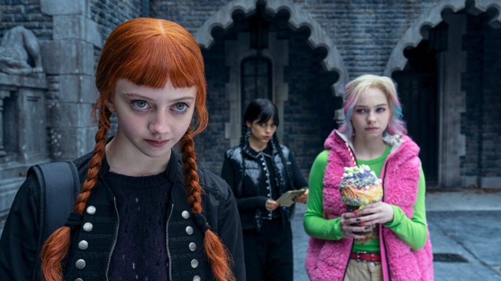 『ウェンズデー』に出演したイーヴィー・テンプルトン、ジェナ・オルテガ、エマ・マイヤーズ 写真：Jonathan Hession/Netflix ©2025