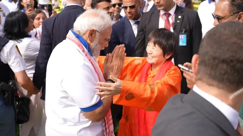 Yogmata Keiko Aikawa with Indian Prime Minister Narendra Modi at the 2023 International Day of Yoga