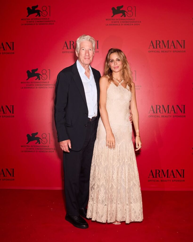 リチャード・ギアと妻アレハンドラ・シルバ、2024年ヴェネツィア国際映画祭会期中のパーティーにて