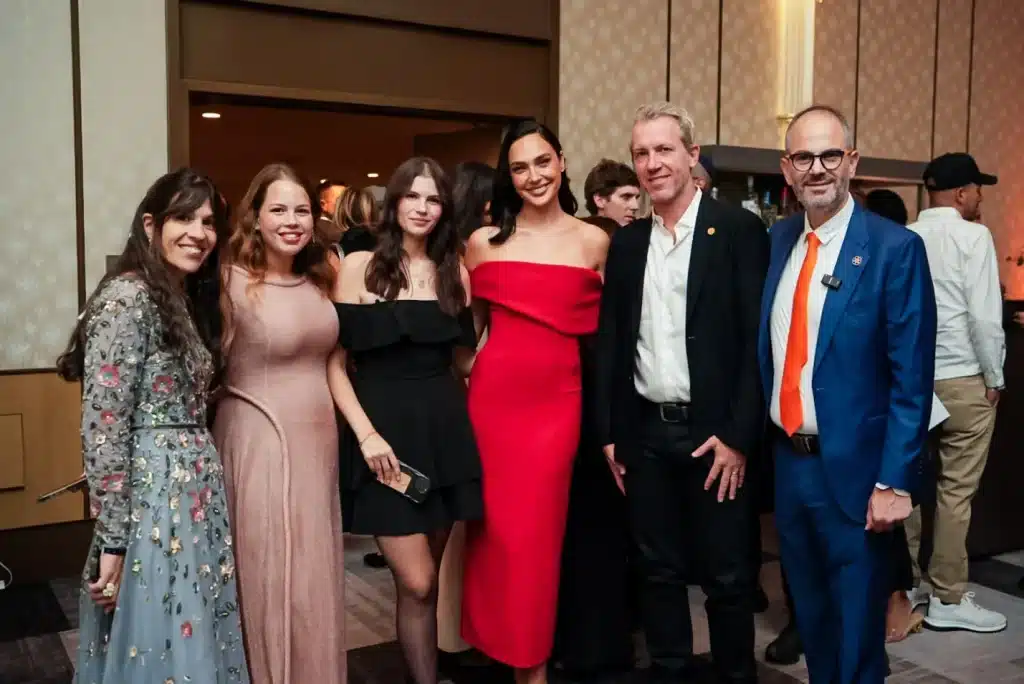 ガル・ガドットと夫のヤロン・ヴァルサノ、エリ・ビア会長とその家族と共に 写真：Courtesy of United Hatzalah of Israel