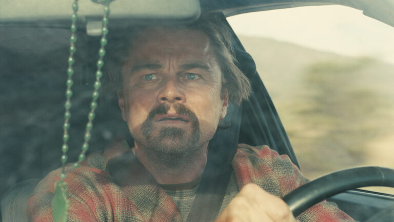 レオナルド・ディカプリオ、『ワン・バトル・アフター・アナザー』より 写真： Courtesy of Warner Bros.