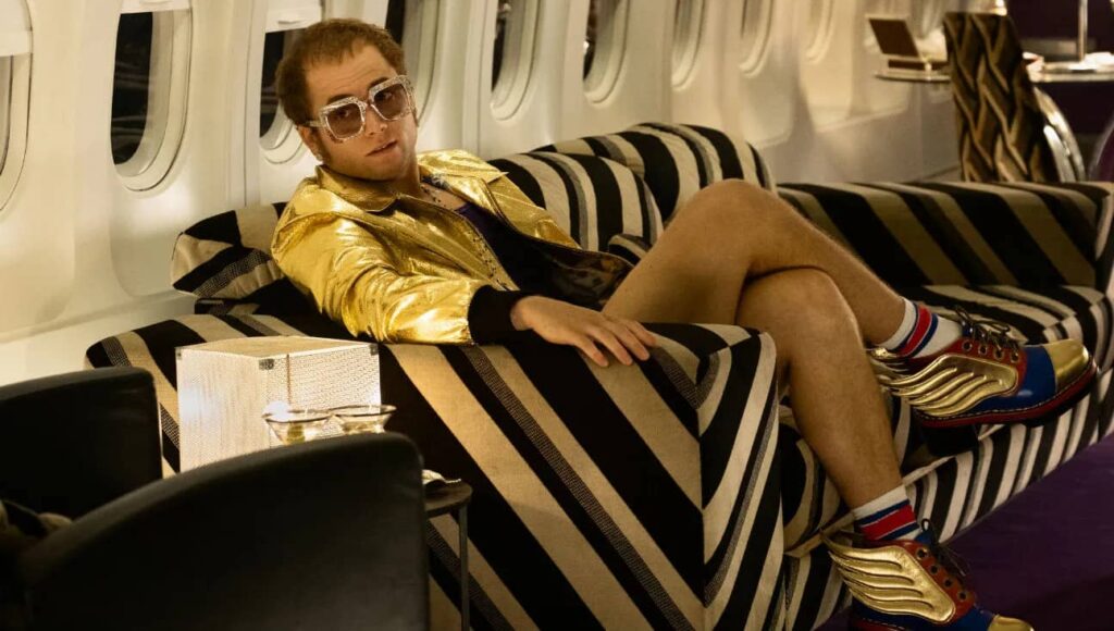 エルトン・ジョン役を演じたタロン・エガートン、『ロケットマン』（2019年）より 写真：Courtesy Paramount Pictures