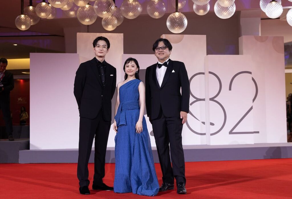 『果てしなきスカーレット』第82回ヴェネツィア国際映画祭レッドカーペットにて
