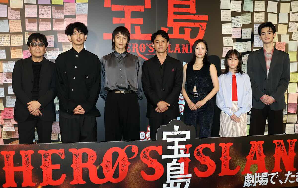 映画『宝島』初日舞台挨拶（左から）大友啓史監督、永山瑛太、窪田正孝、妻夫木聡、広瀬すず、光路、栄莉弥