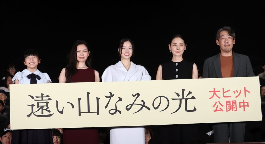 左から鈴木碧桜、二階堂ふみ、広瀬すず、吉田羊、石川慶監督