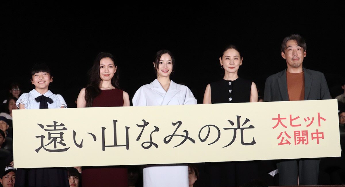 左から鈴木碧桜、二階堂ふみ、広瀬すず、吉田羊、石川慶監督